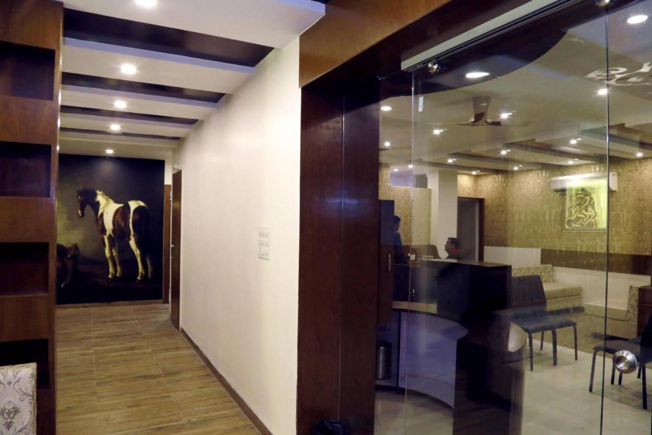 Hotel Kamad Giri,Ujjain Exteriör bild