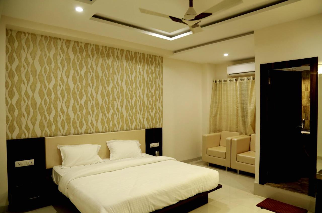 Hotel Kamad Giri,Ujjain Exteriör bild