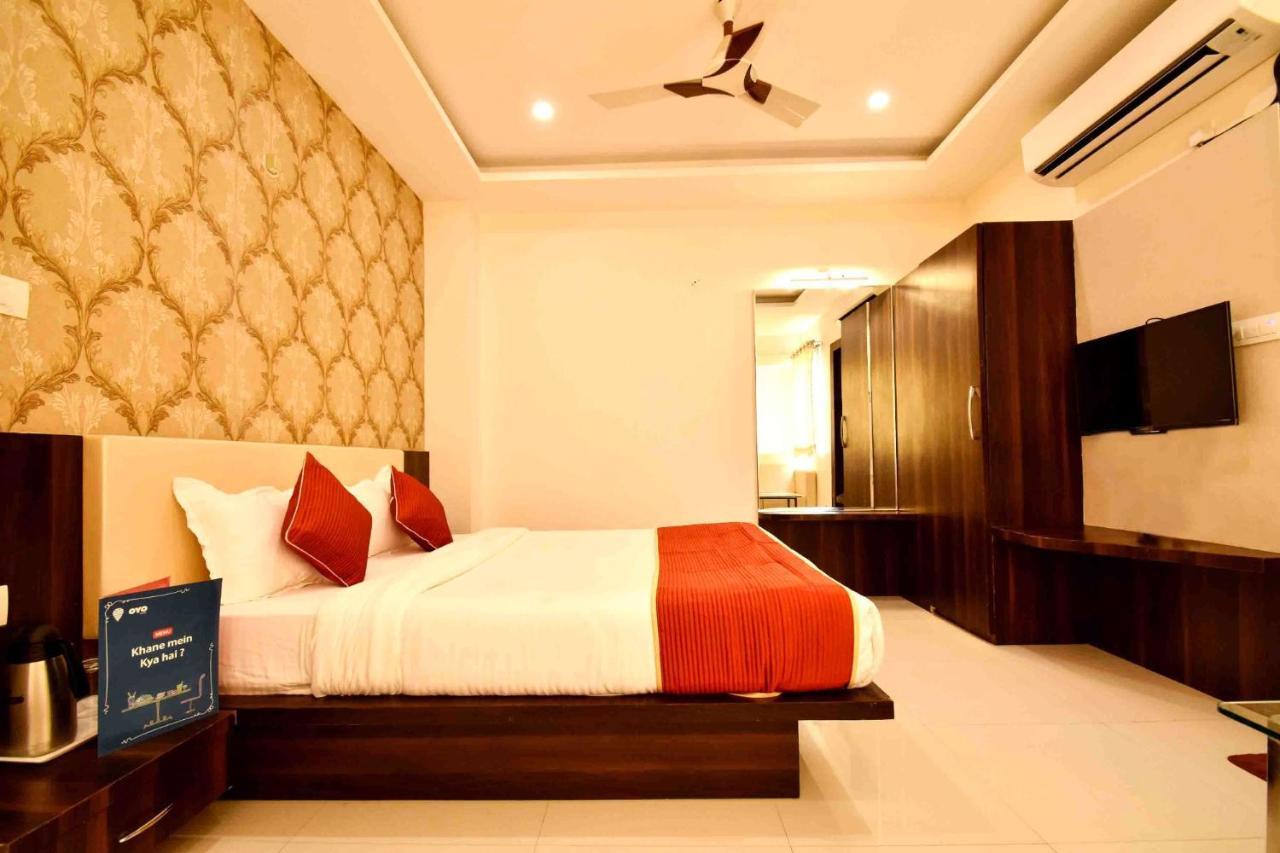 Hotel Kamad Giri,Ujjain Exteriör bild