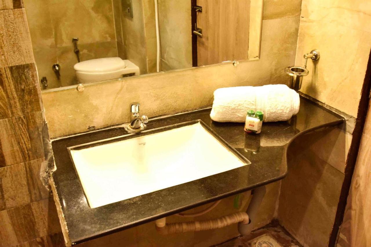 Hotel Kamad Giri,Ujjain Exteriör bild